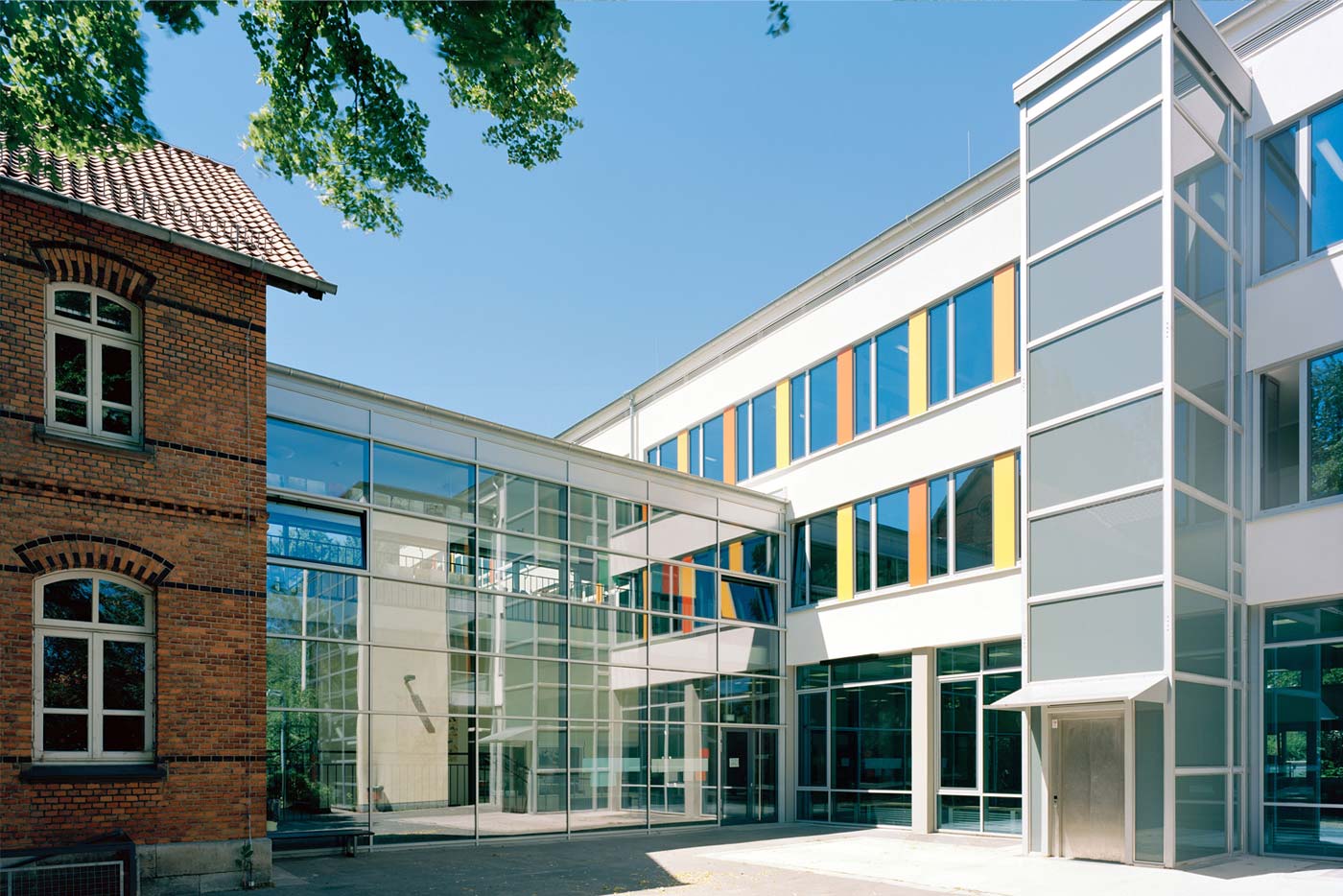 Bild von der Aussenansicht der Hoffmann von Fallersleben Schule in Braunschweig - header